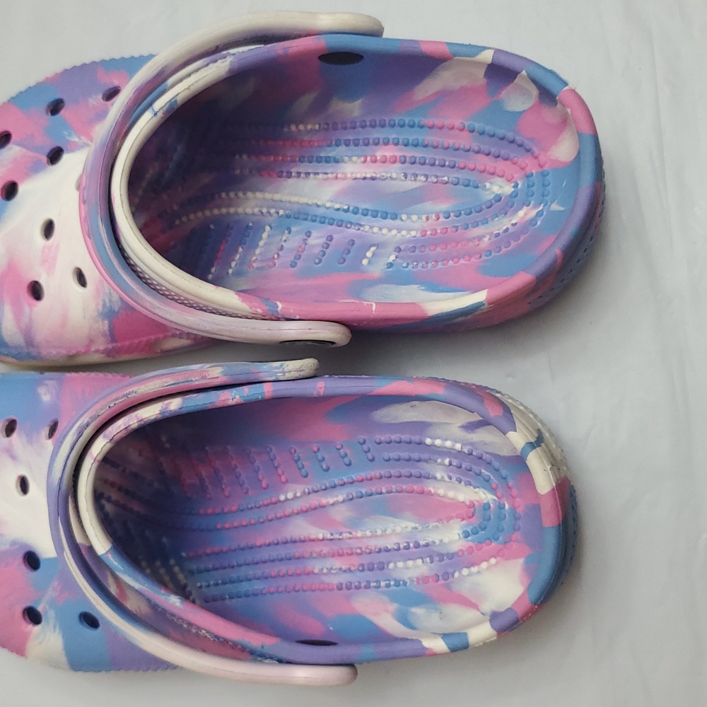 CROCS Kids Water Shoes Marbled  in Pink, Blue, and White - Picture 9 of 9
